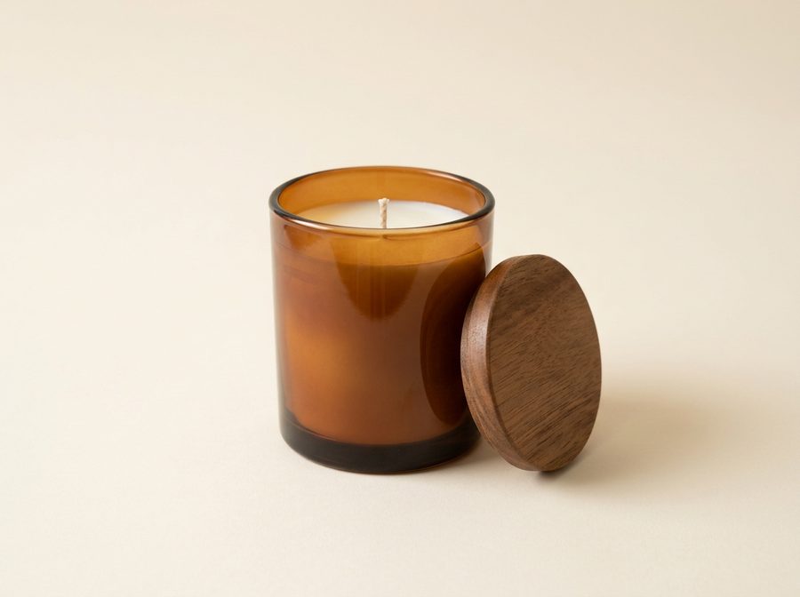 Bougie parfumée dans un pot en verre ambré